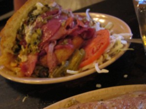 Muffaletta, tariam "mufalAta"- žalių alyvuogių salotos-skaniausia sumuštinio dalis